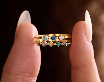 Anillo personalizado con piedra natal familiar, anillo apilable personalizado, anillo con piedra natal diaria, regalo de aniversario para ella.