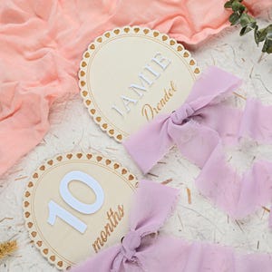 Cartes d'étape avec nom personnalisé pour bébé, Jalon interchangeable avec ruban de dentelle en bois, Cartes d'étape mensuelles pour bébé, Cadeau de baby shower