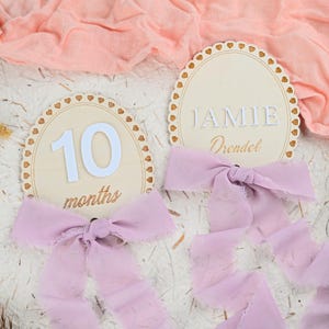 Cartes d'étape avec nom personnalisé pour bébé, Jalon interchangeable avec ruban de dentelle en bois, Cartes d'étape mensuelles pour bébé, Cadeau de baby shower