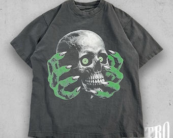 Y2K-tröja med dödskalle, vintage-tröja med grunge från 2000-talet, edgy streetwear-tröja med dödskalle, estetisk tröja med bekväma färger, retro goth
