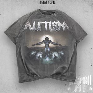 K&ouml;nnte beinhalten: Ein ausgebleichtes schwarzes T-Shirt mit einem Grafikdruck eines Werwolfs, der zum Mond heult. Der Text "AUTISM" ist in silbernem Glitzer &uuml;ber dem Werwolf gedruckt.