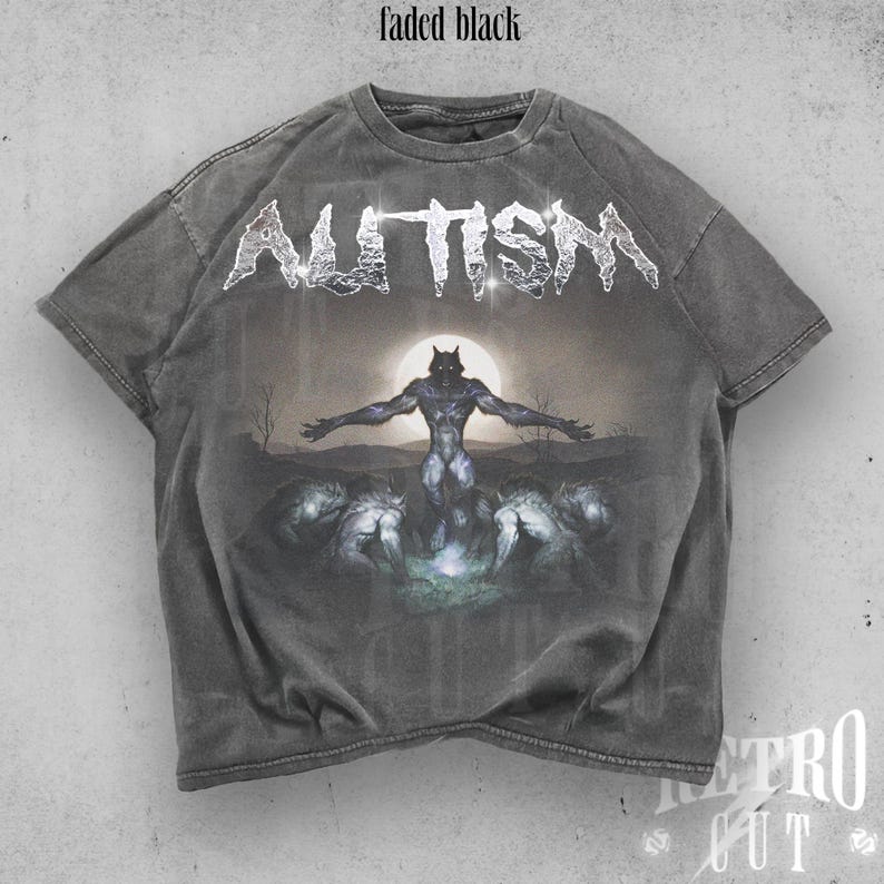 K&ouml;nnte beinhalten: Ein ausgebleichtes schwarzes T-Shirt mit einem Grafikdruck eines Werwolfs, der zum Mond heult. Der Text "AUTISM" ist in silbernem Glitzer &uuml;ber dem Werwolf gedruckt.