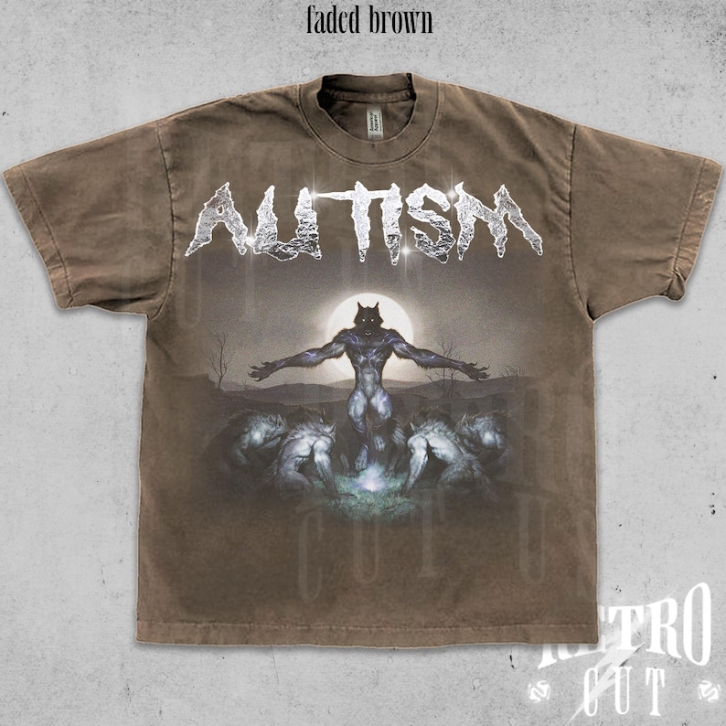 K&ouml;nnte beinhalten: Ein ausgebleichtes braunes T-Shirt mit einem grafischen Aufdruck eines Werwolfs und dem Wort "AUTISM" in silbernen Buchstaben.