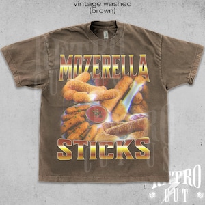 Może przedstawiać: Brązowa koszulka z efektem vintage, z nadrukiem w postaci paluszków mozzarelli z napisem "MOZZERELLA STICKS" w złotym kolorze.