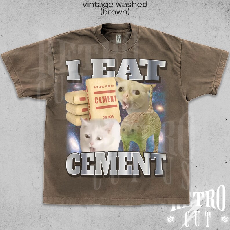 Op de afbeelding: Bruin vintage gewassen t-shirt met een grafisch ontwerp met de tekst "I EAT CEMENT" in zilveren letters. Het ontwerp bevat afbeeldingen van katten en een zak cement.