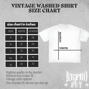 Op de afbeelding: Een wit t-shirt met een maattabel in inches. De tabel geeft de maten S tot 2X weer, met bijbehorende breedte- en lengtematen. De tekst "VINTAGE WASHED SHIRT SIZE CHART" staat bovenaan. Extra tekst bevat "Highest quality in the market" en "Retro Cut".