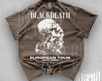 Puede incluir: Una camiseta marrón descolorida con un estampado gráfico blanco de una calavera y huesos. El texto "BLACKDEATH EUROPEAN TOUR 1347-1351" está impreso debajo del gráfico.