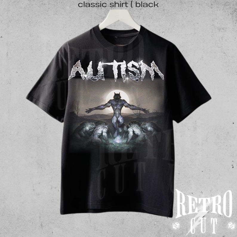 K&ouml;nnte beinhalten: Schwarzes T-Shirt mit einem Grafikdruck eines Werwolfs, der vor einem Vollmond steht. Der Text "AUTISM" ist in Silber &uuml;ber dem Werwolf gedruckt.