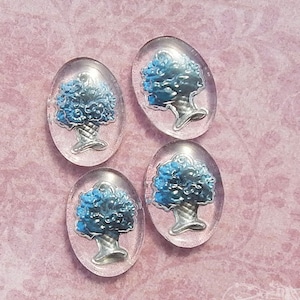 4 Vintage Glas Intaglio Cabochons mit French Blue Blumen-Motiv. 13 x 18 mm großer hintermalter Korb mit blauen Blumen auf Klarglassockel.