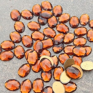 Piedras de vidrio FACETADAS de 13 x 18 mm en topacio ahumado. Lote de 2 o 4 piezas de cabujones vintage de Alemania Occidental con parte posterior plana en marrón topacio oscuro transparente.