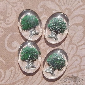 4 vintage Glas Intaglio Cabochons mit dunkelgrünem Blumenkorb Motiv. Kleine 13 x 18 mm rückseitig lackierte Steine für die Schmuckgestaltung.