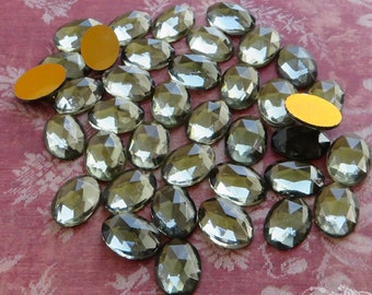 Cabochons en verre à facettes 10 x 14 mm gris fumé transparent. Lot de 6 pierres ovales vintage d'Allemagne de l'Ouest pour la réparation de perles et de bijoux fantaisie.