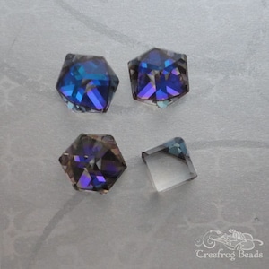 4 Vintage Swarovski Kristallsteine in Würfelform Art 4841. Österreichische Blei Kristall Strasssteine in electric violet Heliotrope Z. 8 mm Würfel.