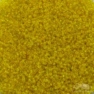 Microcuentas de vidrio vintage tamaño 14/0 en amarillo transparente. Microcuentas antiguas de la era victoriana para reparar carteras y restaurar trabajos con cuentas.