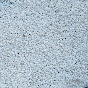 Microperlas italianas antiguas de tamaño 18/0 en color blanco roto con un ligero efecto ópalo. Perlas antiguas de tamaño inusualmente pequeño para hacer muñecas y reparar carteras.