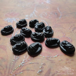 Pequeños camafeos de cristal vintage de 8 x 10 mm en negro mate con perfil de mujer. Cabujones de mujer en alto relieve en tamaño pequeño para pendientes. 6 uds.