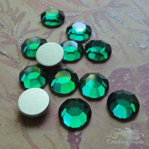 Emerald green Swarovski crystal flat back rhinestones in vintage cut, Art 2000. Flatback stones in size ss 42 / 9mm round. Choose 6 or 12 pc