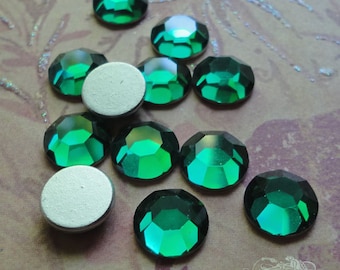 Emerald green Swarovski crystal flat back rhinestones in vintage cut, Art 2000. Flatback stones in size ss 42 / 9mm round. Choose 6 or 12 pc