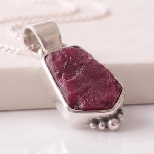 Halsband med rå rubinhänge, sterlingsilverbezel, juli födelsesten, bohemiska ekologiska smycken