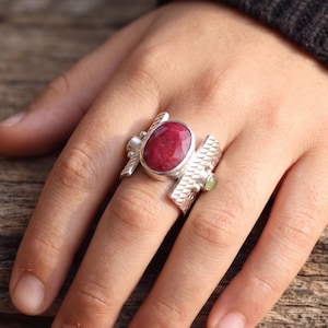 Ovale robijnring, brede zilveren band, getextureerde ambachtelijke sieraden, boho-statementring