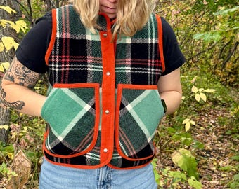 Chaleco vintage de lana a cuadros verdes hecho a mano (talla extra pequeña)