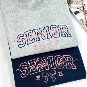 Aangepaste senior geborduurd sweatshirt, sweater coquette Bow, shirt senior team, senior cheer cadeau, klasse van 2026, terug naar school cadeau