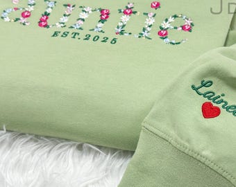 Op maat geborduurde trui met bloemenletter tante met kindernaam op mouw, gepersonaliseerd nieuw tantecadeau, tijdperk tante
