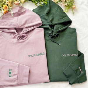 Aangepaste geborduurde hoodie met Romeinse cijfers, bijpassende hoodie gepersonaliseerde hoodie met initiaal op mouw, verlovingscadeau, cadeau 1e verjaardag