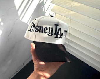 Disneyland LA Snapback-hoed met 5 panelen in wit en zwart corduroy | Disneyland &#39;LA&#39;-hoeden | DisneyLA Snapback-hoed, verstelbare gebogen snapback-hoed