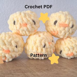 Op de afbeelding: Vijf gehaakte gele kuiken speelgoedjes met zwarte ogen en oranje snavels. De tekst "Crochet PDF Pattern" is zichtbaar in de afbeelding.