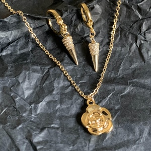 Yor, Ihre Halskette, Ihre Ohrringe, Ihr Schmuckset, Ihre Cos, Cosplay Schmuck, Ohrringe und Anhänger mit winzigen Strasssteinen eingelegt