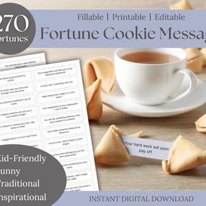 Op de afbeelding: Een printbare set van 270 fortune cookie-berichten, ingedeeld in categorieën: kindvriendelijk, grappig, traditioneel en inspirerend. De afbeelding toont een fortune cookie met de boodschap "Je harde werk zal snel vruchten afwerpen." en een kopje thee met fortune cookies op een houten tafel.
