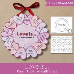 Puede incluir: Una manualidad de corona de corazones de papel con una cinta roja. La corona presenta recortes en forma de corazón con frases sobre el amor, que rodean un círculo central con el texto "Love is..." y "1 Corintios 13:4-8".