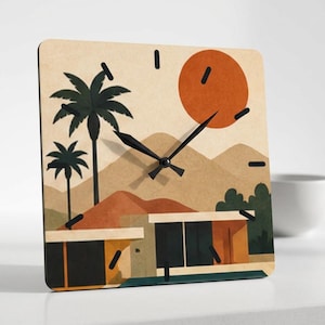 Könnte beinhalten: Eine quadratische Wanduhr mit einer grafischen Darstellung eines Hauses mit Flachdach, Palmen und Bergen unter einer großen orangefarbenen Sonne. Das Zifferblatt hat einen beigen Hintergrund mit schwarzen Stundenmarkierungen und schwarzen Zeigern.