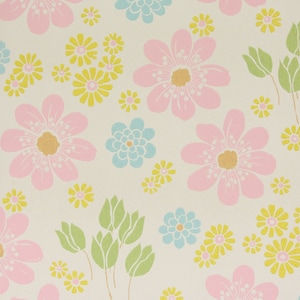 Papel pintado vintage de los años 60: flores retro rosas y azules sobre fondo blanco. Se vende cortado a medida.