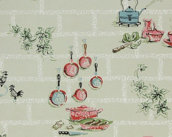 Puede incluir: Papel tapiz de cocina vintage con un patrón de cuadros verde y blanco. El papel tapiz presenta una variedad de artículos de cocina, incluyendo una tetera, una sartén, una fuente para hornear y un gallo.