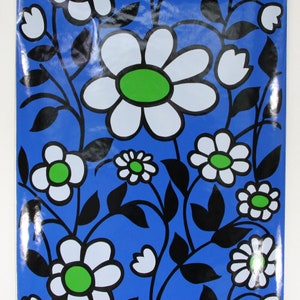 Puede incluir: Un fondo azul con un patr&oacute;n repetitivo de flores blancas con contornos negros y centros verdes. Las flores est&aacute;n dispuestas en tallos negros con hojas.