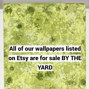K&ouml;nnte beinhalten: Nahaufnahme einer gr&uuml;n-gelben Tapete mit einem marmorierten Muster. Der Text "All of our wallpapers listed on Etsy are for sale BY THE YARD" ist auf die Tapete gedruckt.