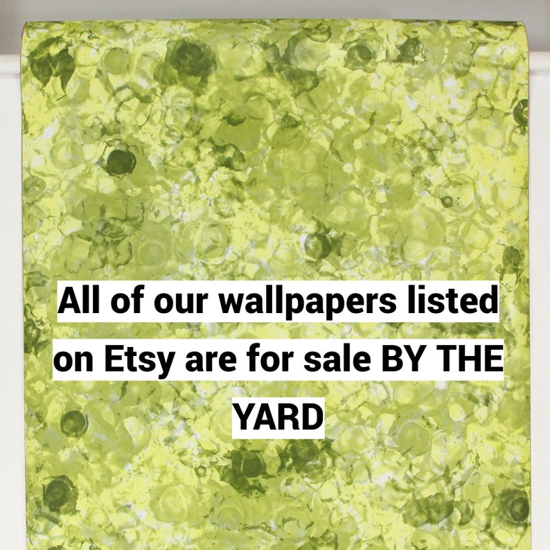 K&ouml;nnte beinhalten: Nahaufnahme einer gr&uuml;n-gelben Tapete mit einem marmorierten Muster. Der Text "All of our wallpapers listed on Etsy are for sale BY THE YARD" ist auf die Tapete gedruckt.