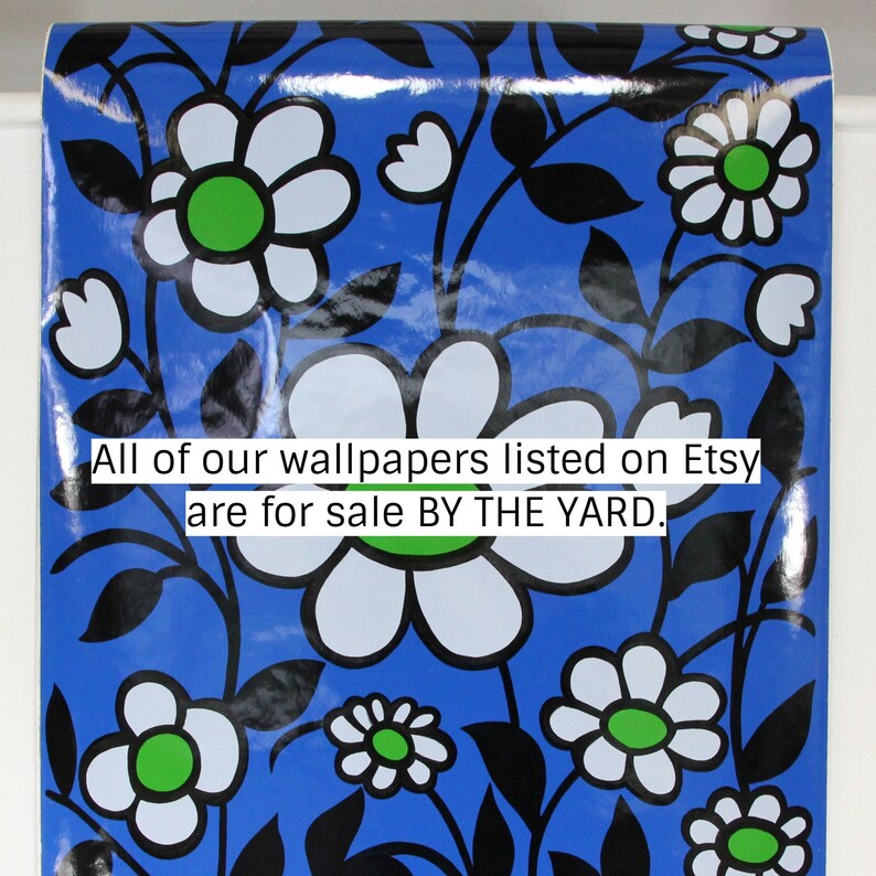 Puede incluir: Papel tapiz azul con un patr&oacute;n de margarita blanca y tallos negros. Todos nuestros papeles tapiz listados en Etsy est&aacute;n a la venta POR YARDA.