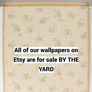 Puede incluir: Primer plano de un rollo de papel tapiz con un patr&oacute;n floral. El texto "All of our wallpapers on Etsy are for sale BY THE YARD" est&aacute; impreso en el papel tapiz.