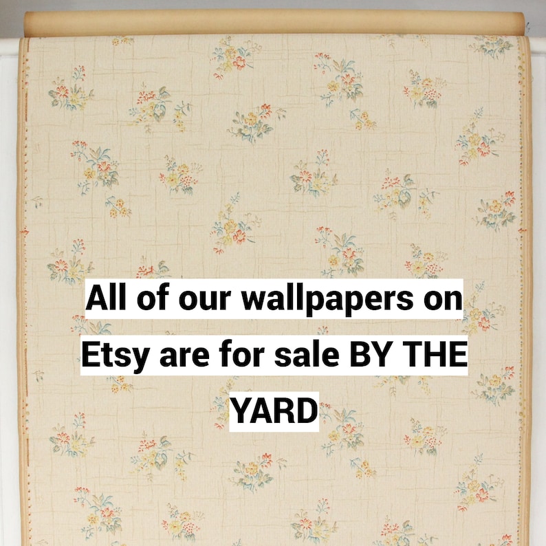 Puede incluir: Primer plano de un rollo de papel tapiz con un patr&oacute;n floral. El texto "All of our wallpapers on Etsy are for sale BY THE YARD" est&aacute; impreso en el papel tapiz.