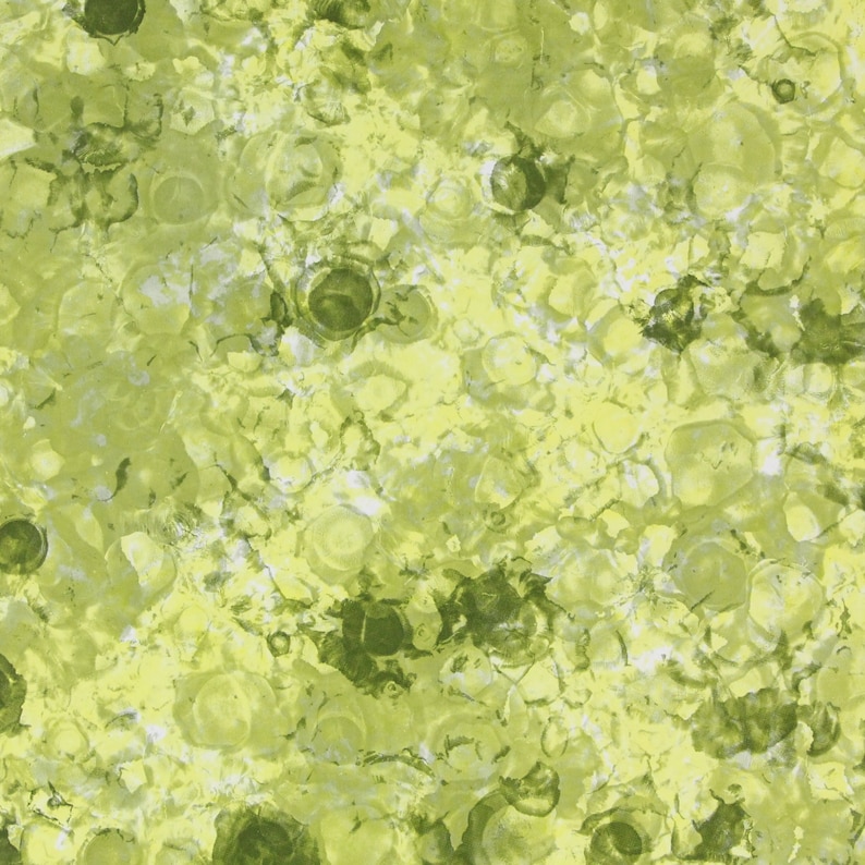 K&ouml;nnte beinhalten: Abstrakter gr&uuml;ner und gelber Aquarellhintergrund mit einem marmorierten, strukturierten Muster. Der Hintergrund hat eine hellgelbe Basis mit dunkleren gr&uuml;nen und wei&szlig;en Akzenten.