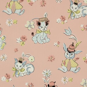 Papel pintado vintage de los años 40 para habitación infantil: osos, conejos, perros y gatos sobre fondo rosa. Se vende cortado a medida.