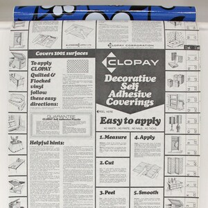 Puede incluir: Una imagen en blanco y negro de un rollo de revestimiento decorativo autoadhesivo. El producto se llama "CLOPAY Decorative Self Adhesive Coverings". La imagen muestra instrucciones sobre c&oacute;mo aplicar el revestimiento, incluyendo la medici&oacute;n, el corte, el pelado y el alisado. El texto "Easy to apply" est&aacute; impreso en negrita.