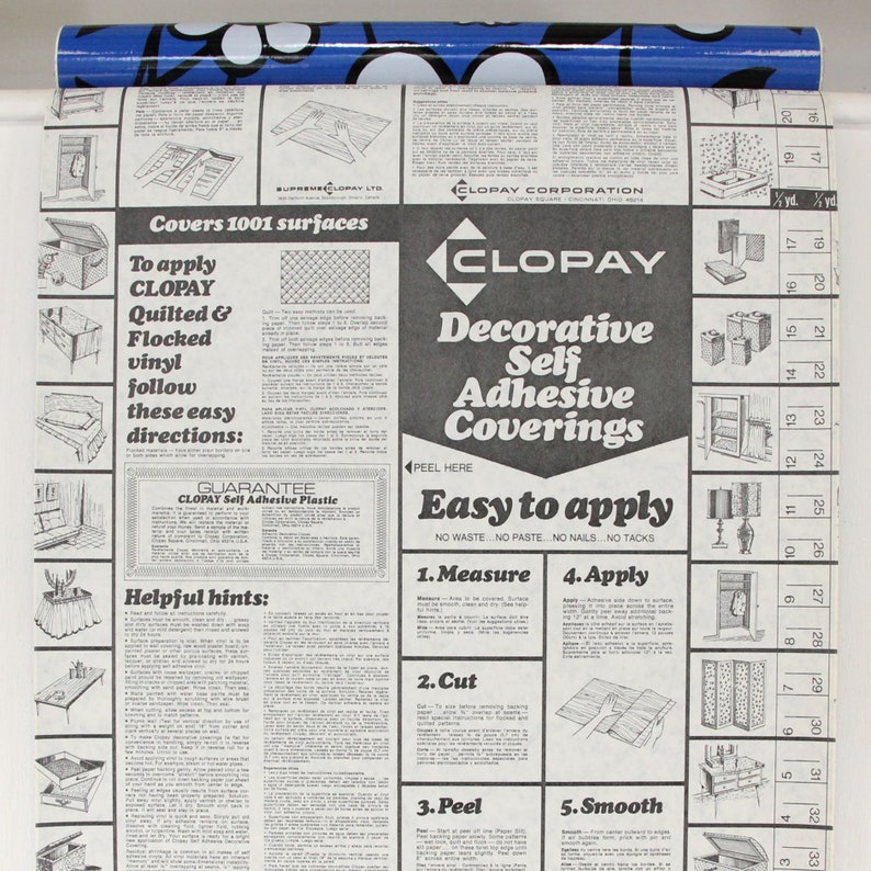 Puede incluir: Una imagen en blanco y negro de un rollo de revestimiento decorativo autoadhesivo. El producto se llama "CLOPAY Decorative Self Adhesive Coverings". La imagen muestra instrucciones sobre c&oacute;mo aplicar el revestimiento, incluyendo la medici&oacute;n, el corte, el pelado y el alisado. El texto "Easy to apply" est&aacute; impreso en negrita.