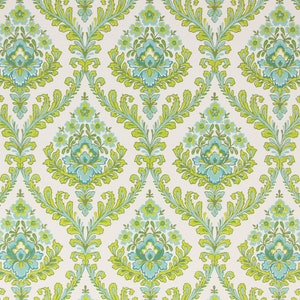 Könnte beinhalten: Ein Vintage-Tapetenmuster mit einem sich wiederholenden Design aus grünen und blauen floralen Motiven auf weißem Hintergrund.