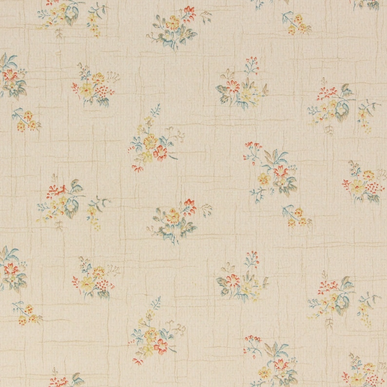 Puede incluir: Un papel tapiz beige con un patr&oacute;n repetitivo de peque&ntilde;os racimos florales delicados en tonos de amarillo, naranja y verde. Las flores est&aacute;n dispuestas en un patr&oacute;n de cuadr&iacute;cula sobre un fondo texturizado.