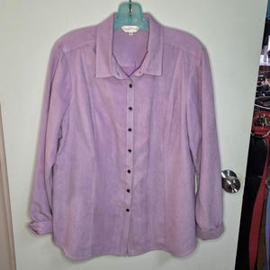 Blusa con botones y solapa estilo vintage Y2K de ante sintético Northern Reflections en color lila