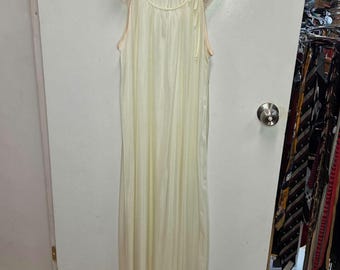 Vintage 60s Union Label cream colored nightgown with lace trim